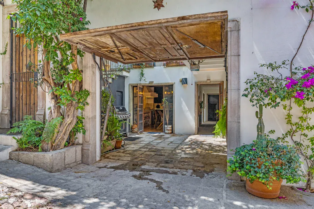 Casa Clae, covered entry pergola and courtyard, San Miguel de Allende