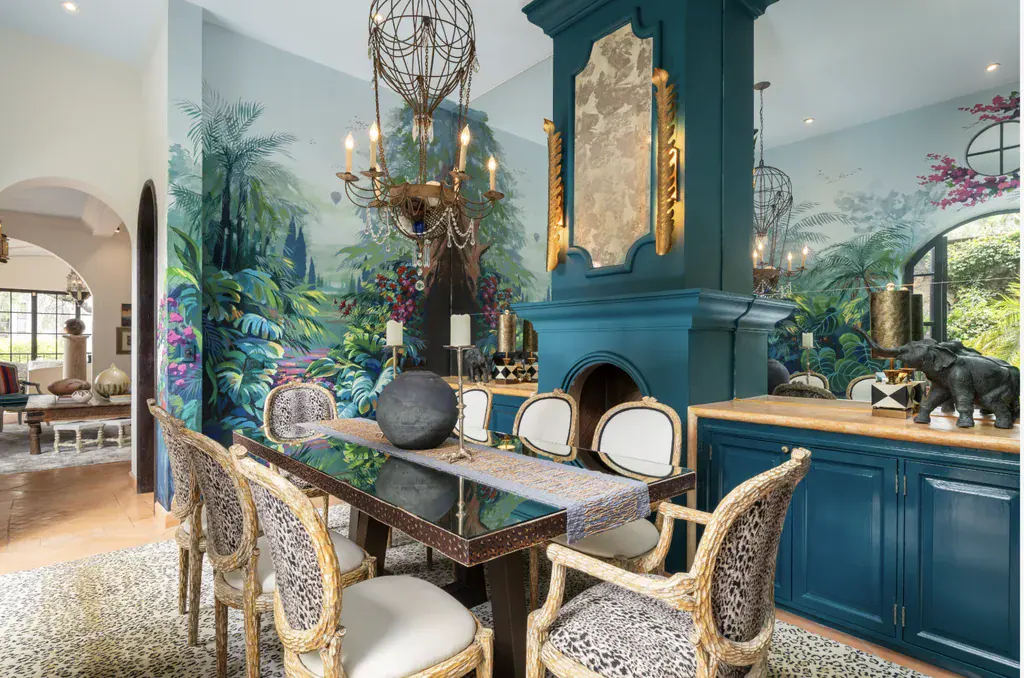 Casa del Arroyo, dining room with a mural, a blue fireplace and a chandelier, San Miguel de Allende