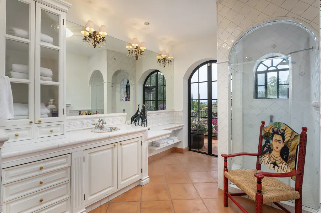 Casa del Arroyo, bathroom with white cabinetry, a mirror and a tiled shower, San Miguel de Allende