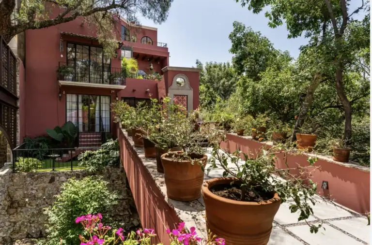 Casa del Arroyo, garden terrace with terracotta pots in front of the house, San Miguel de Allende