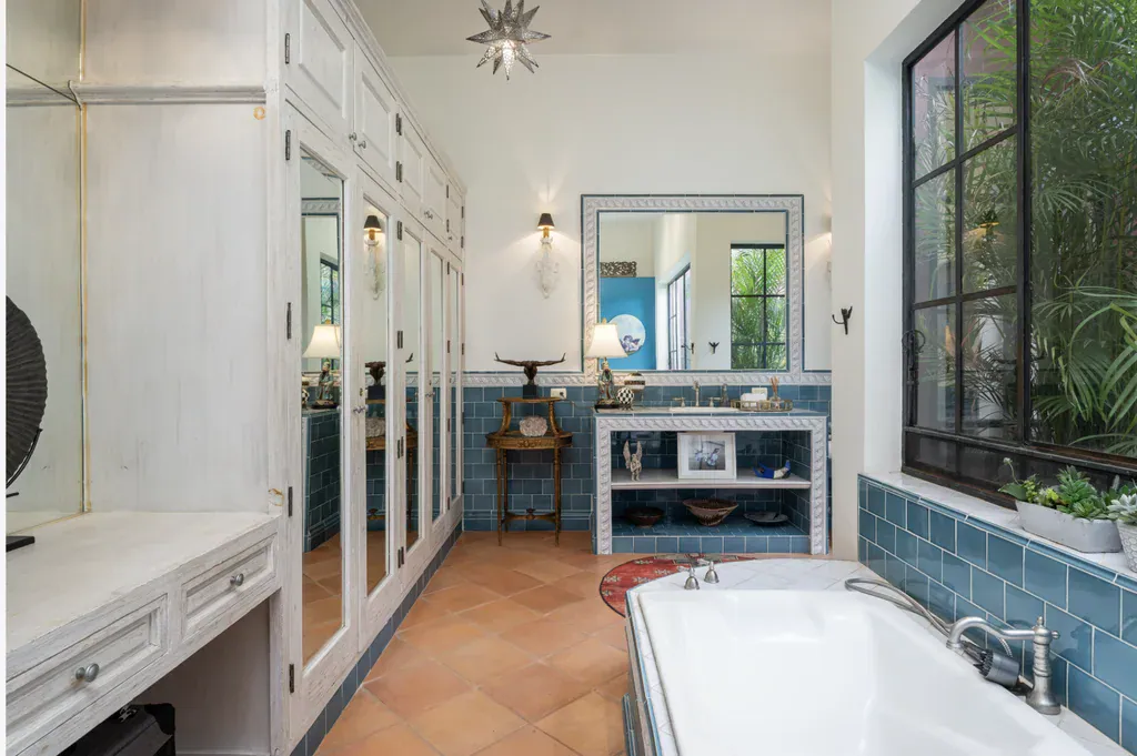 Casa del Arroyo, bathroom with built-in cabinetry, mirrored doors and a soaking tub, San Miguel de Allende