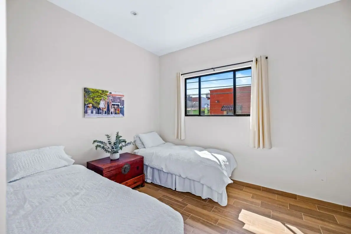 Casas Angel & Angelito, bedroom with two single beds and a window, San Miguel de Allende