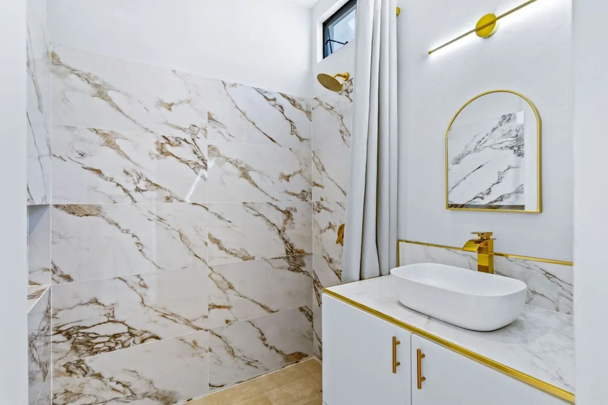Casas Angel & Angelito, bathroom with a marble shower and a vessel sink, San Miguel de Allende