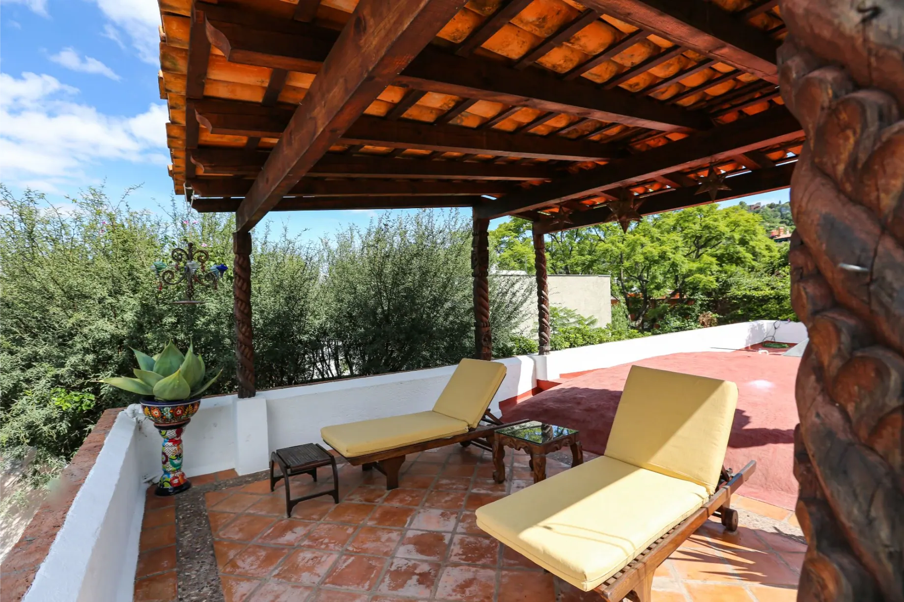 Casa Privada Baeza, rooftop terrace with a timber pergola and sun loungers, San Miguel de Allende