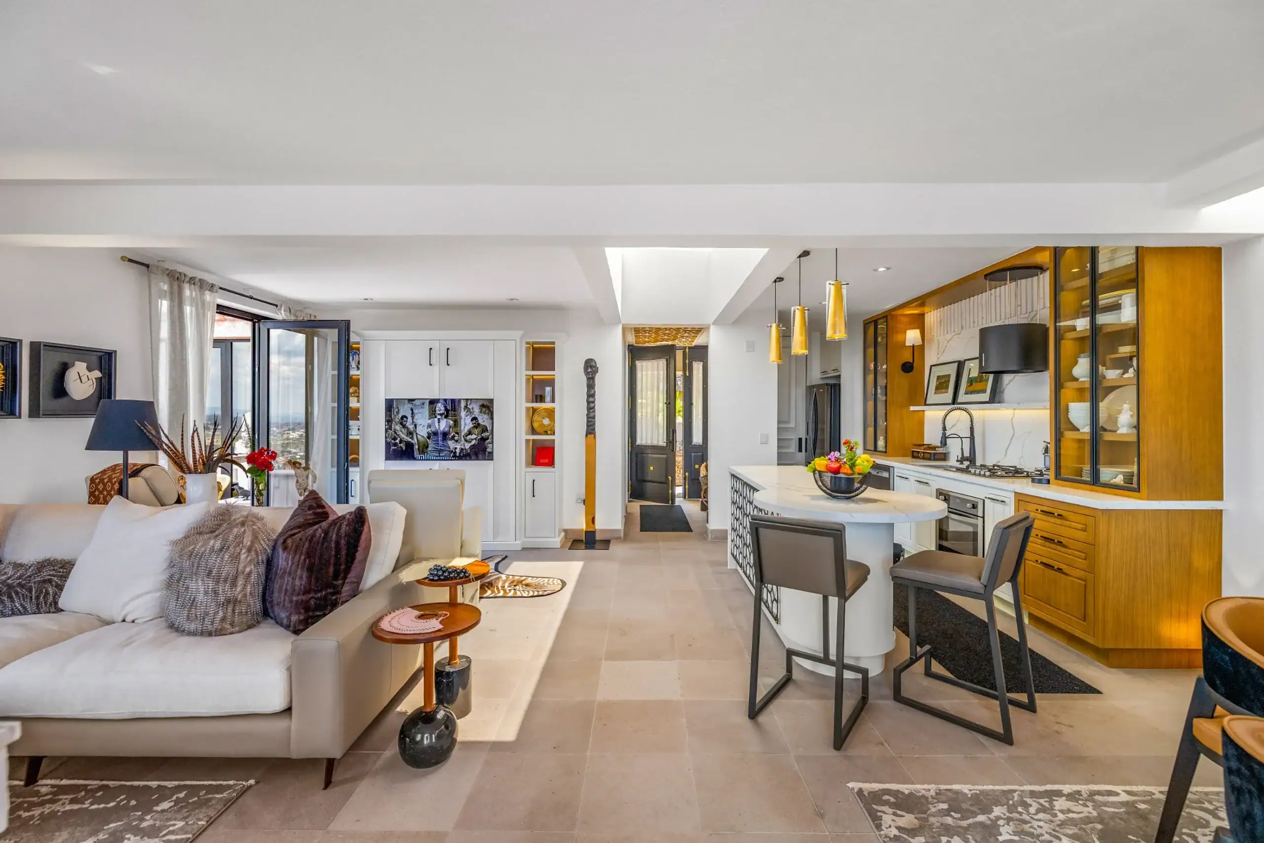 Casa Romana, living and kitchen area with a marble counter and bar stools, San Miguel de Allende