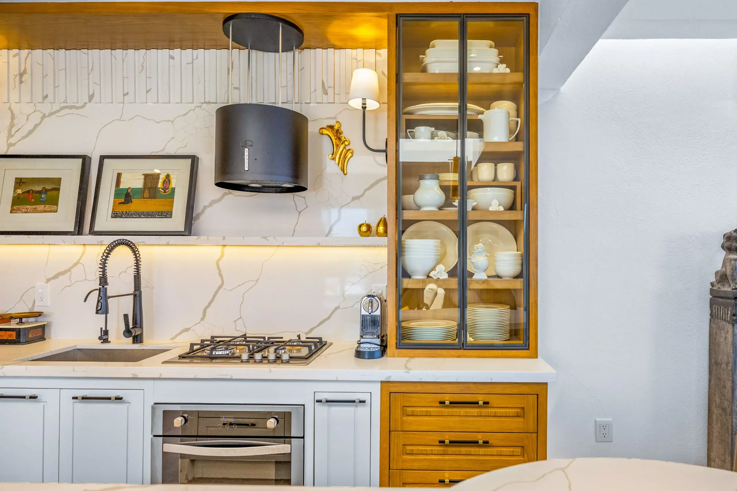 Casa Romana, kitchen corner with a gas cooktop and a glass-fronted china cabinet, San Miguel de Allende