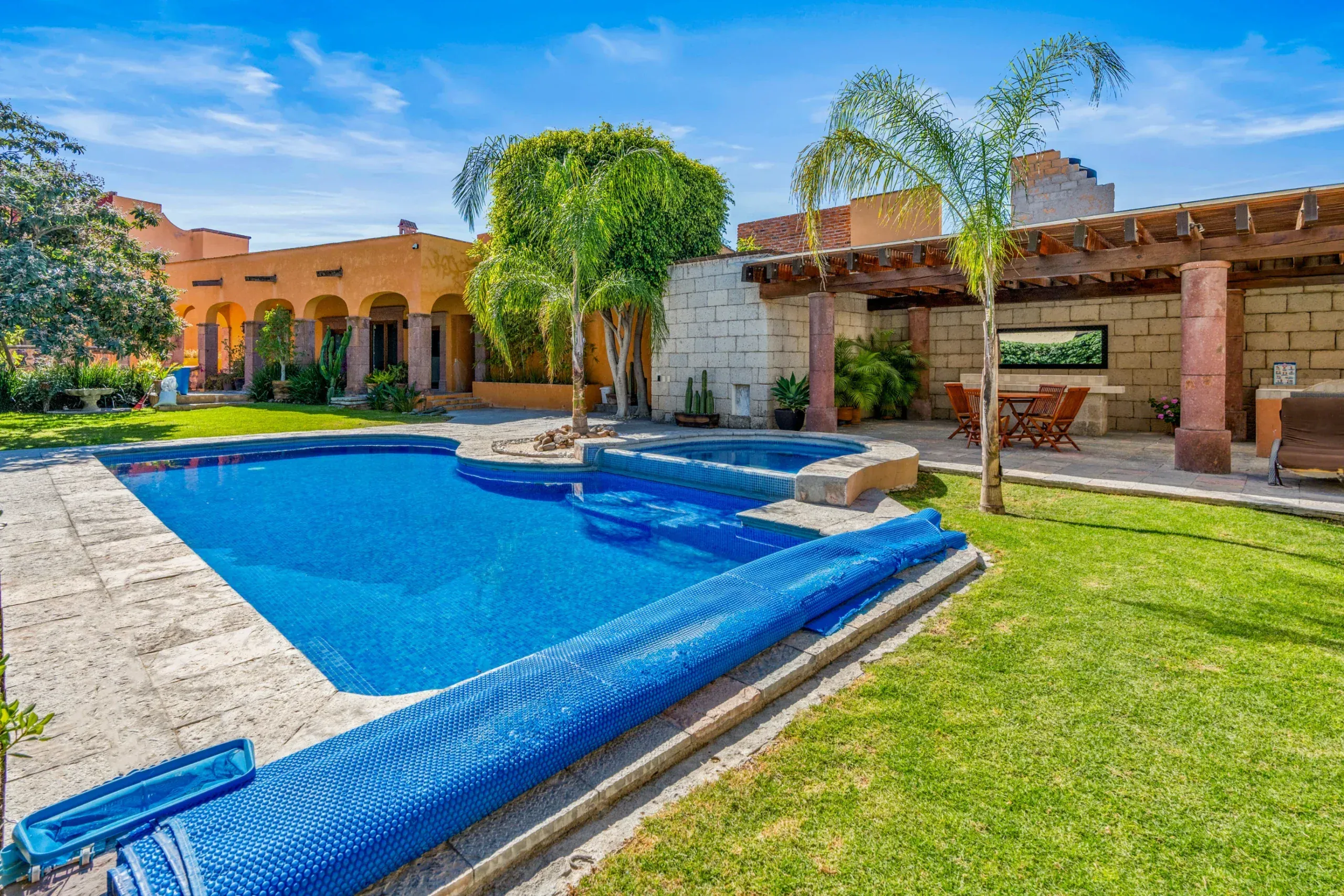 Casa Romana, swimming pool and lawn with palm trees, San Miguel de Allende
