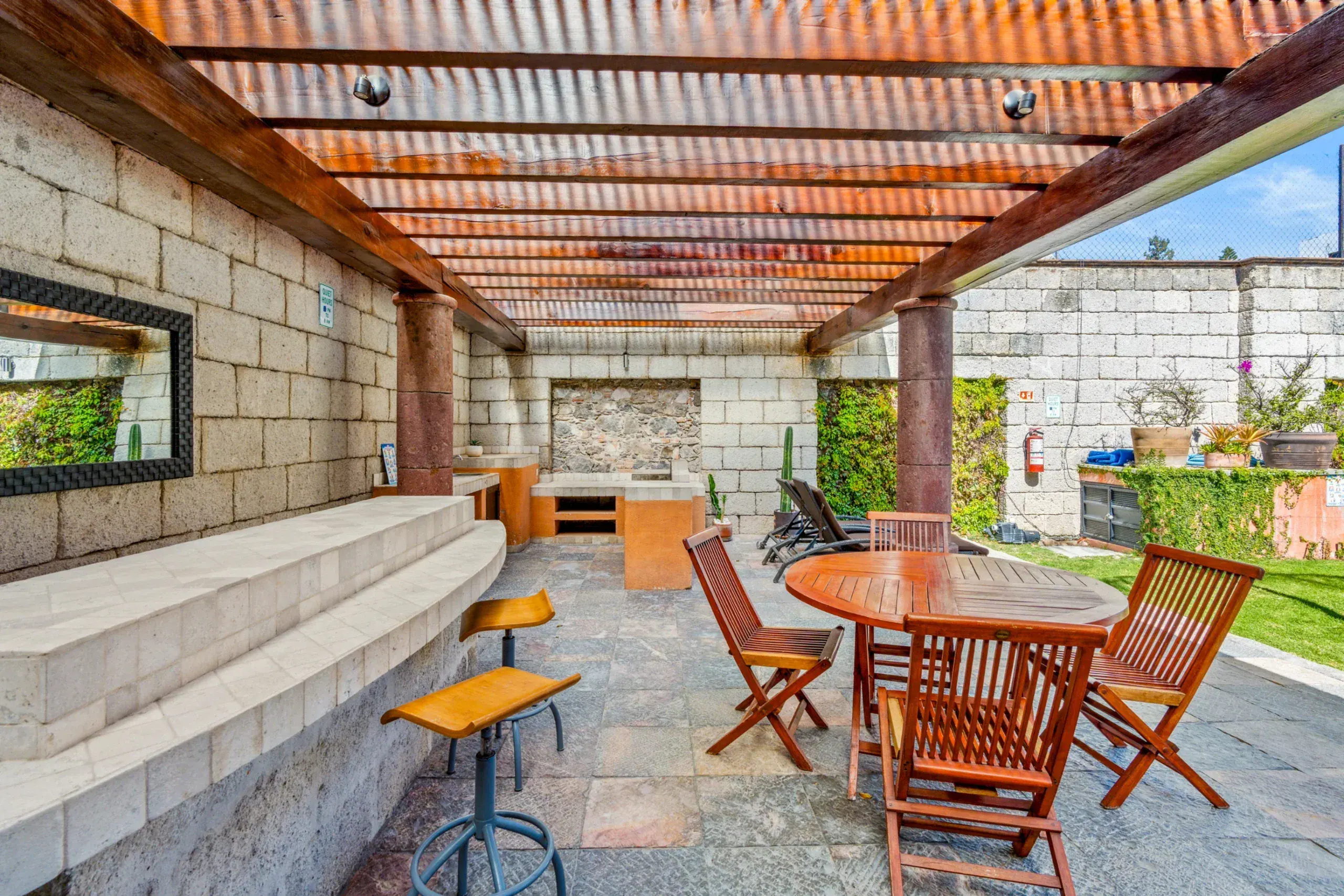 Casa Romana, covered barbecue terrace with a pergola and a dining table, San Miguel de Allende