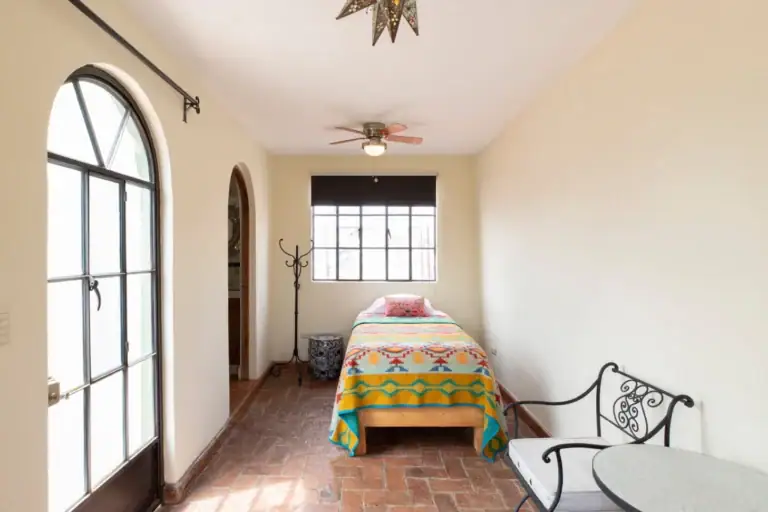 Casa Brillante, guest bedroom with an arched window and a single bed, San Miguel de Allende