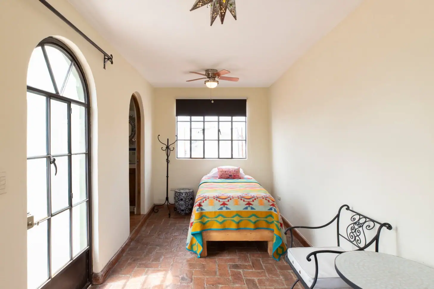 Casa Brillante, guest bedroom with an arched window and a single bed, San Miguel de Allende