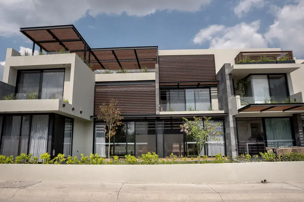 Bright House, street facade of the contemporary house with a wood pergola, a slatted balcony and glass walls, San Miguel de Allende