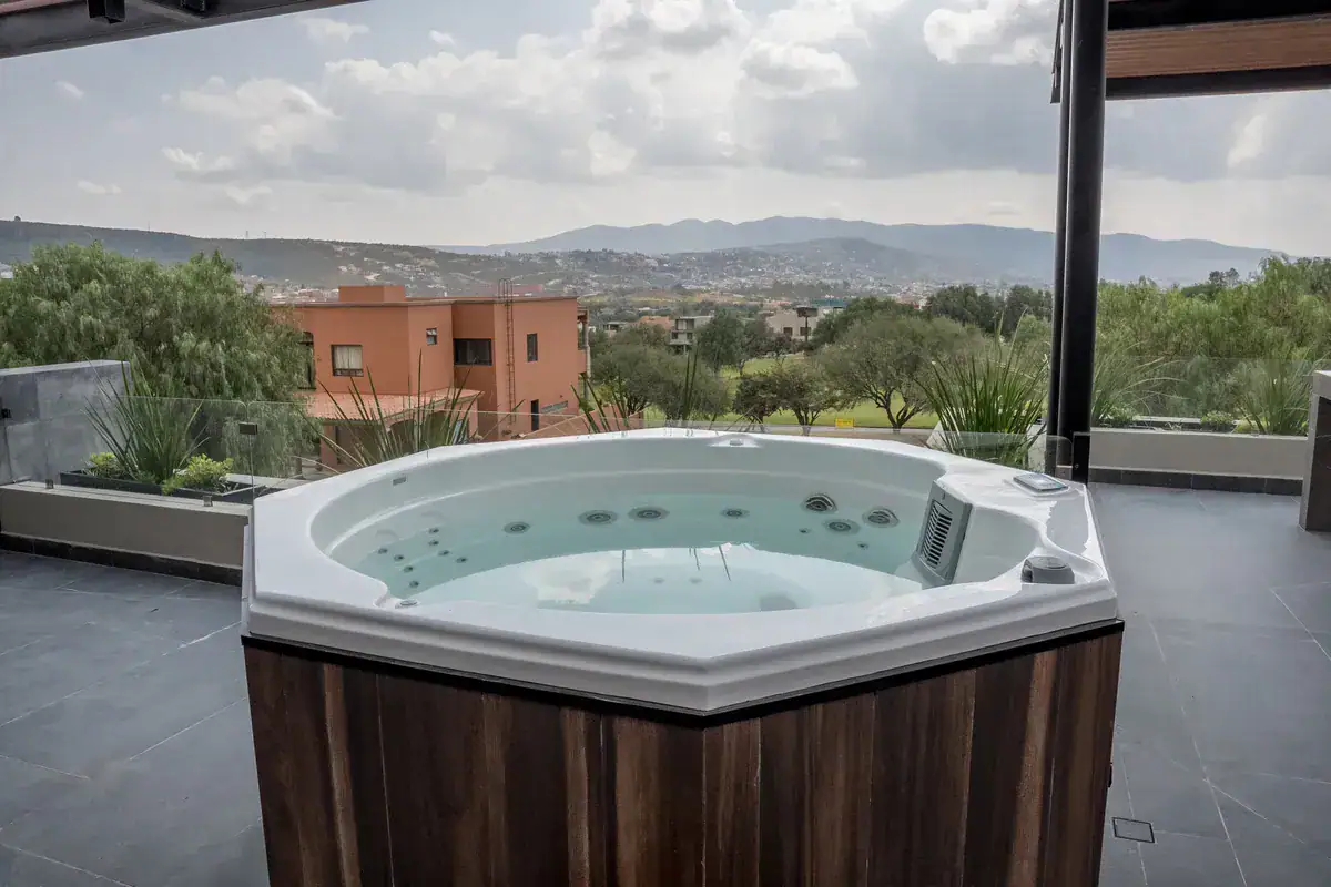 Bright House, rooftop jacuzzi with a view over the golf course and the hills, San Miguel de Allende