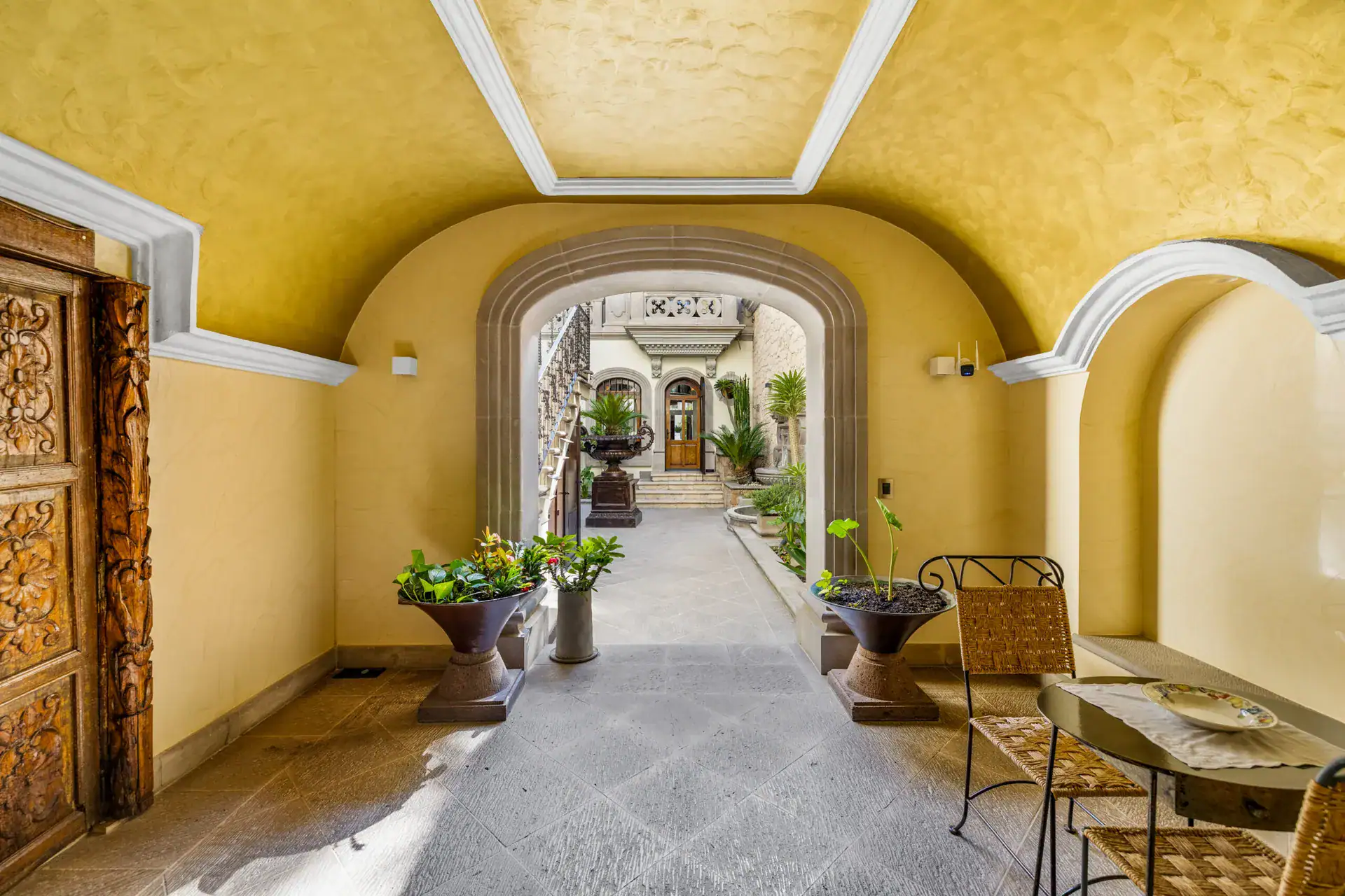 Casa 28 de Abril Norte, vaulted entrance gallery with a carved wooden door and a view to the courtyard, San Miguel de Allende