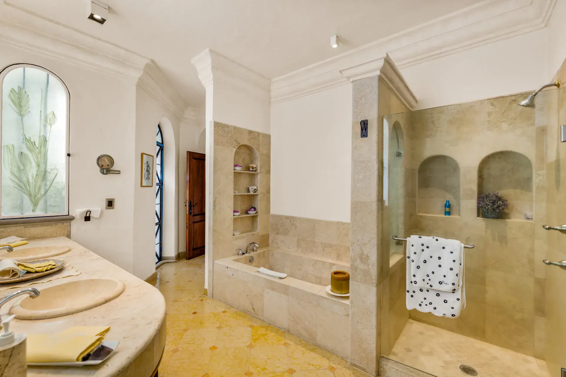 Casa 28 de Abril Norte, bathroom with a stone tub, glass shower with niches and a round vanity, San Miguel de Allende