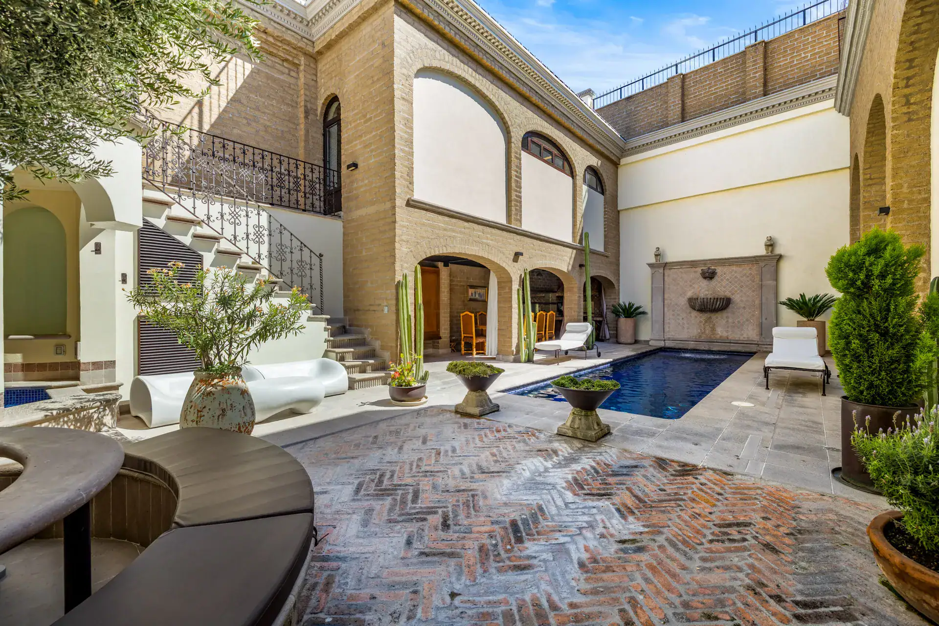 Casa 28 de Abril Norte, courtyard with a plunge pool, brick paving and a staircase, San Miguel de Allende