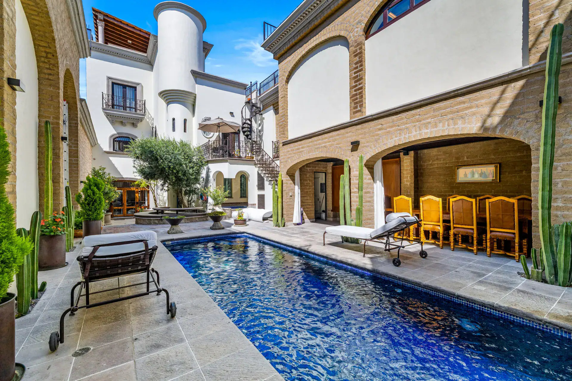 Casa 28 de Abril Norte, courtyard pool with a lounger and a view of the arcaded facade, San Miguel de Allende