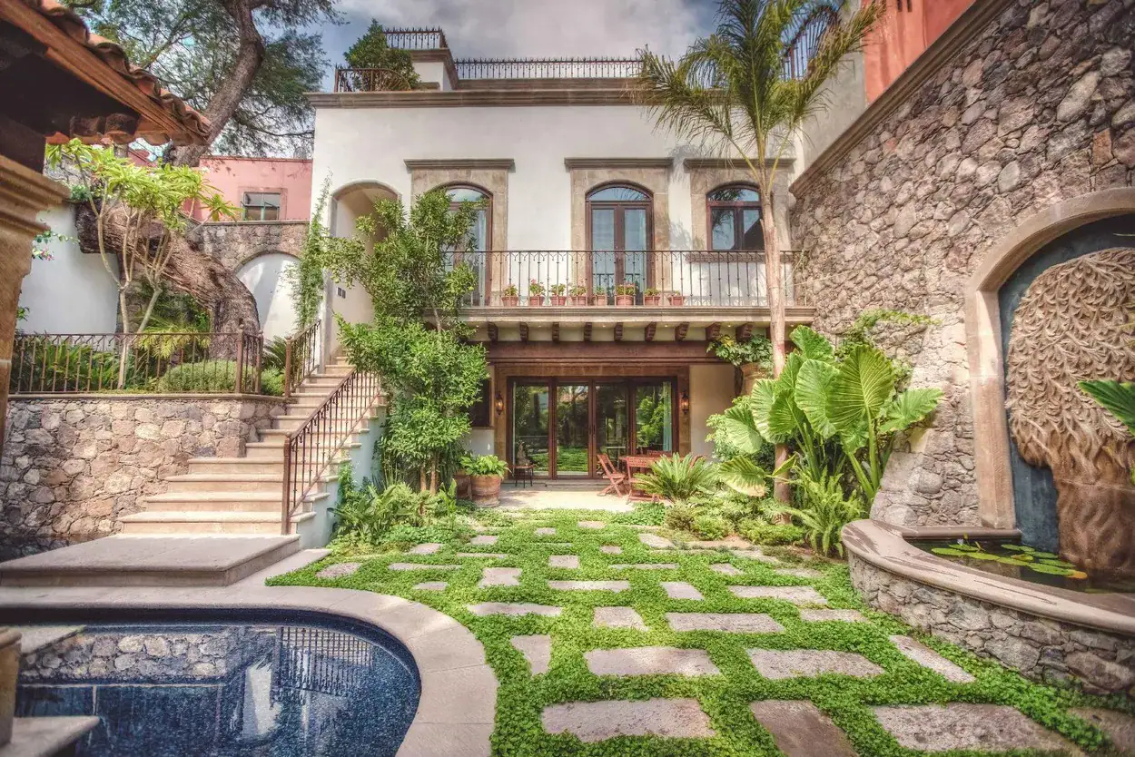 Casa Aldama, garden with a plunge pool, stepping stones and a white house with a balcony, San Miguel de Allende
