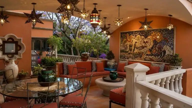 Casa Baeza, covered terrace with a star-shaped lantern ceiling, a mosaic mural and red cushioned seating, San Miguel de Allende