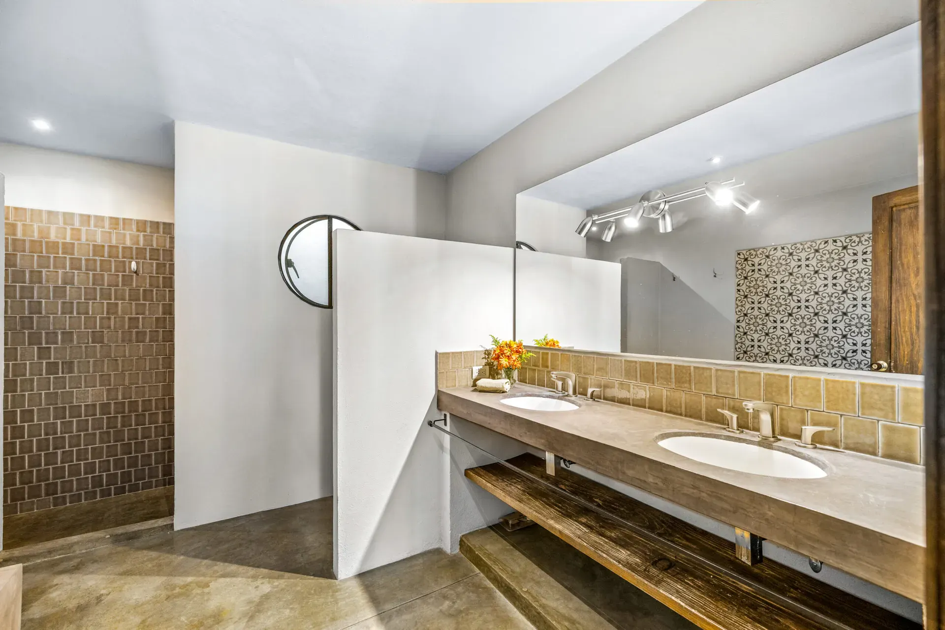 Casa Beatrice, bathroom with a double sink on a concrete vanity, a tiled shower and a mirror, San Miguel de Allende