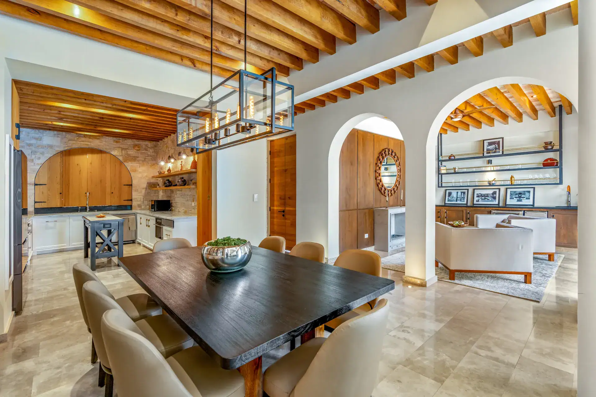 Casa Buenos Tiempos, dining table with a view to the kitchen, the living area and a staircase, San Miguel de Allende