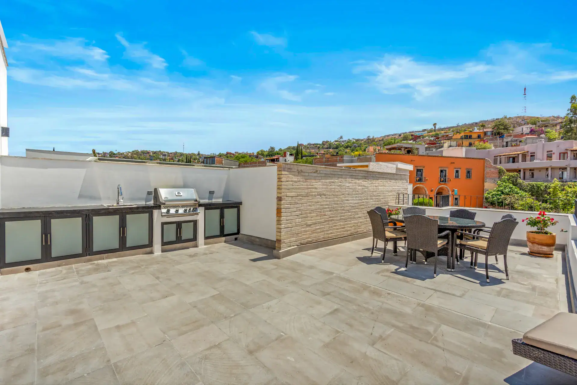 Casa Buenos Tiempos, rooftop outdoor kitchen with a grill and a dining table with chairs, San Miguel de Allende