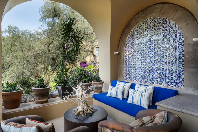 Casa Cañadita, terrace nook with a blue tile niche and a blue cushioned bench, San Miguel de Allende
