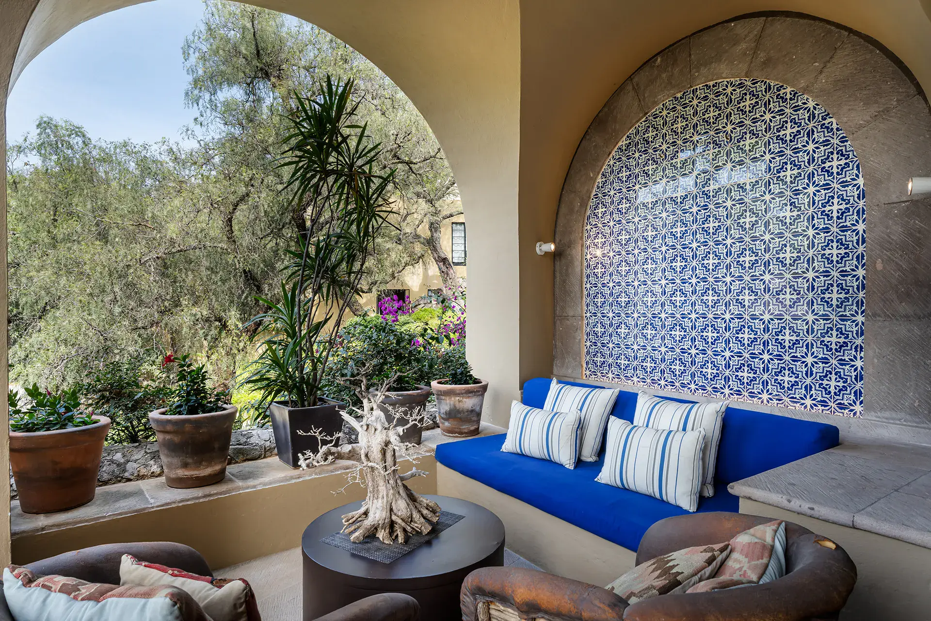 Casa Cañadita, terrace nook with a blue tile niche and a blue cushioned bench, San Miguel de Allende