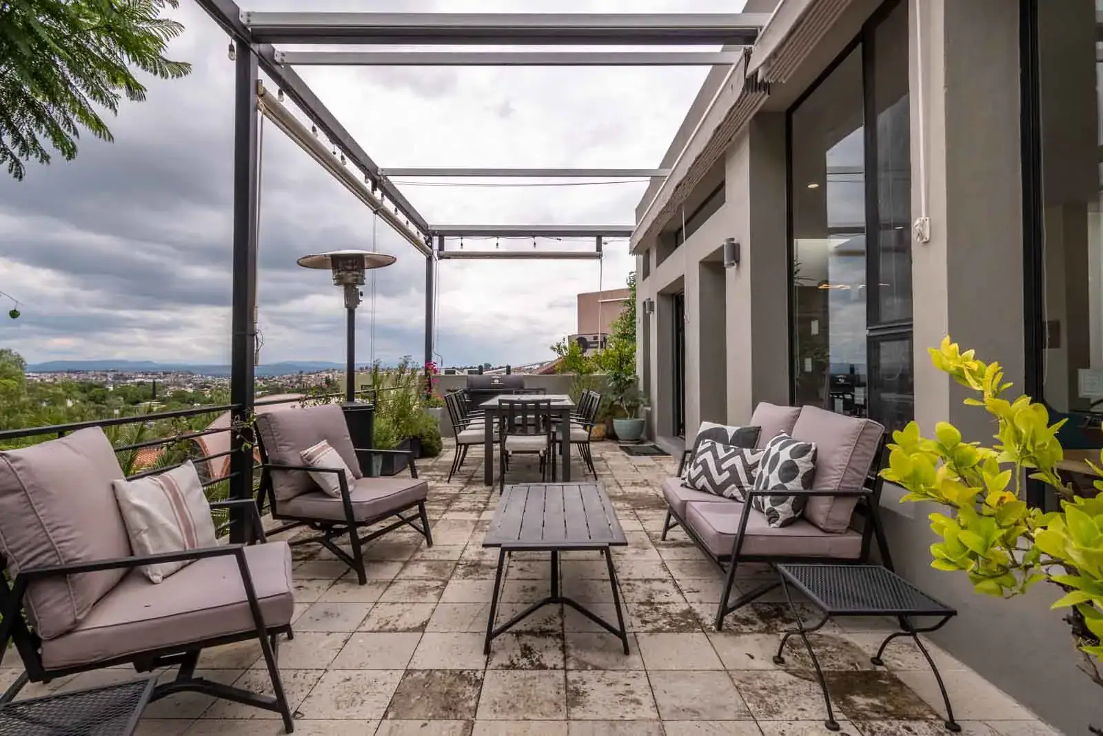 Casa Cielo Abierto, rooftop terrace with a pergola, lounge chairs and a view over the city, San Miguel de Allende