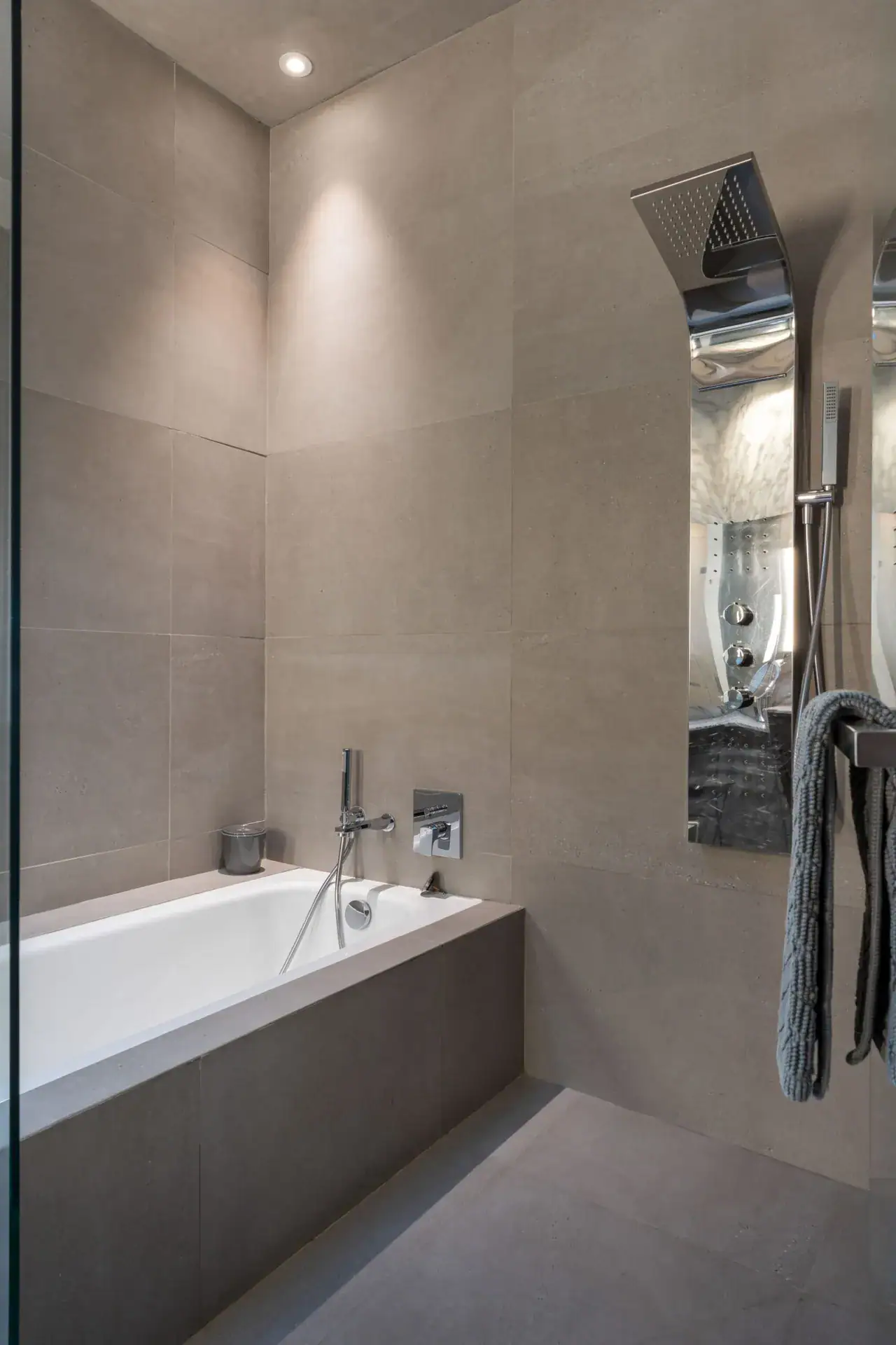 Casa Core, bathroom with a soaking tub and a multi-head shower panel, San Miguel de Allende