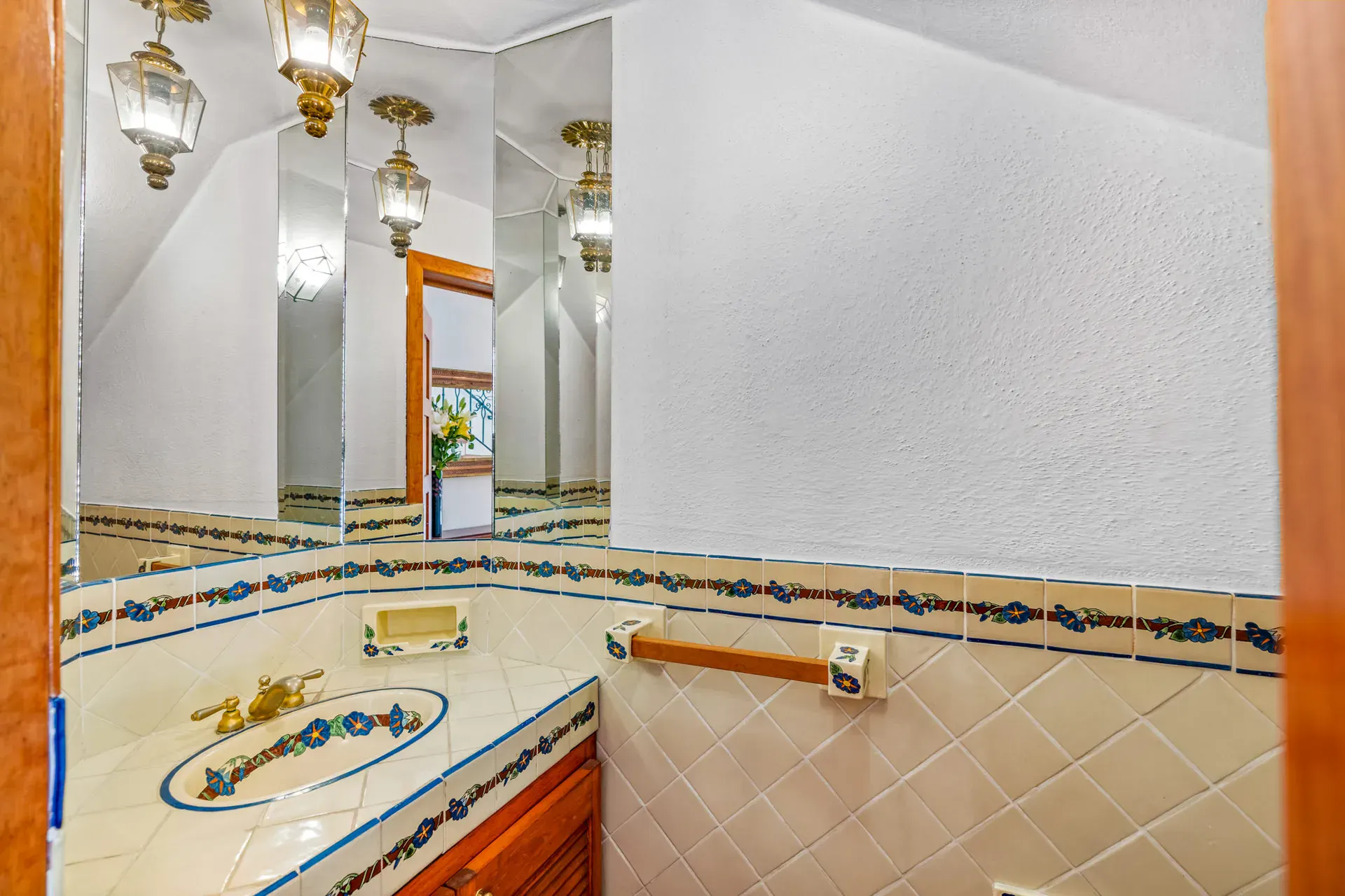 Casa Cul-De-Sac Armonia, bathroom with a hand-painted tile counter, a decorated sink, brass fixtures and a wall mirror, San Miguel de Allende