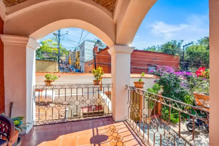 Casa de los Espejos, balcony with an arched opening and a view of the street, San Miguel de Allende