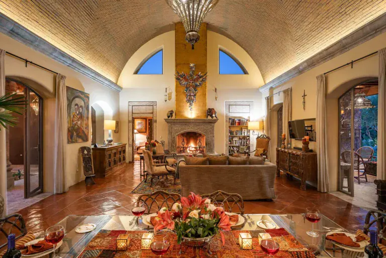 Casa de Salca, living and dining room with a fireplace and a long dining table, San Miguel de Allende
