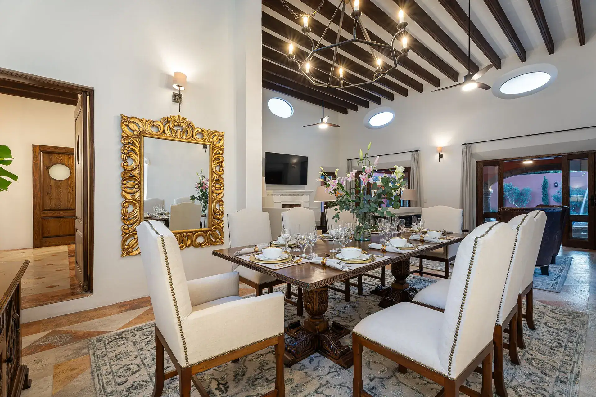 Casa Del Cardo, dining room with a wood table, white chairs and a beamed ceiling, San Miguel de Allende