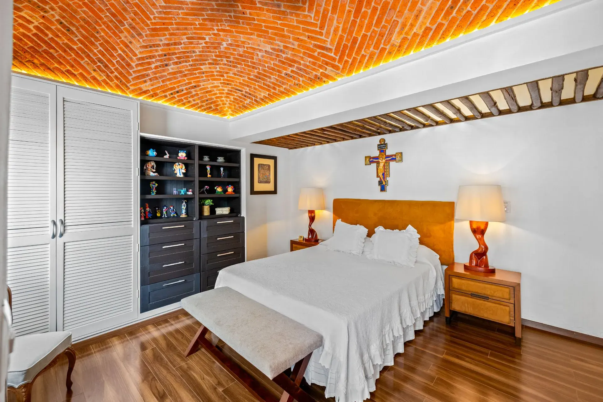 Casa del Foro, bedroom with a brick vaulted ceiling, a crucifix, built-in drawers and louvered wardrobes, San Miguel de Allende
