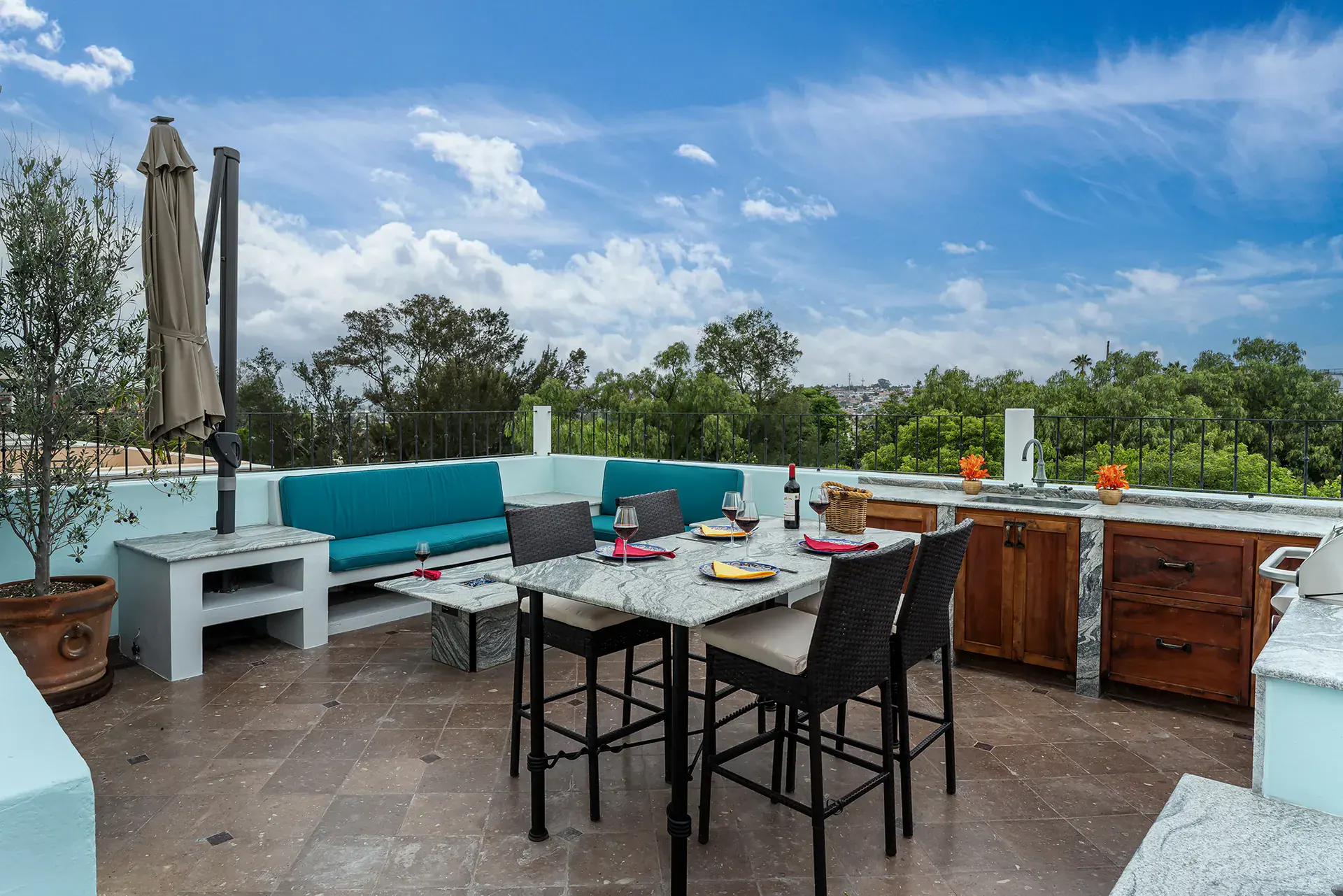 Casa Elegante, rooftop terrace with an outdoor kitchen, a dining table and a sofa, San Miguel de Allende