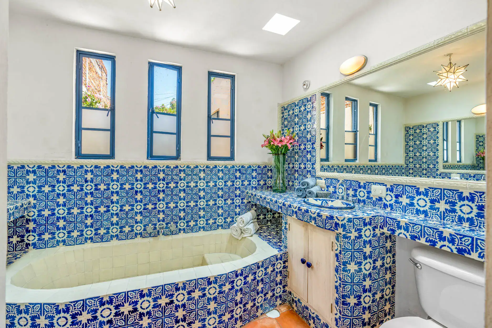 Casa Fallingwater, bathroom with a blue and white tile tub surround, San Miguel de Allende