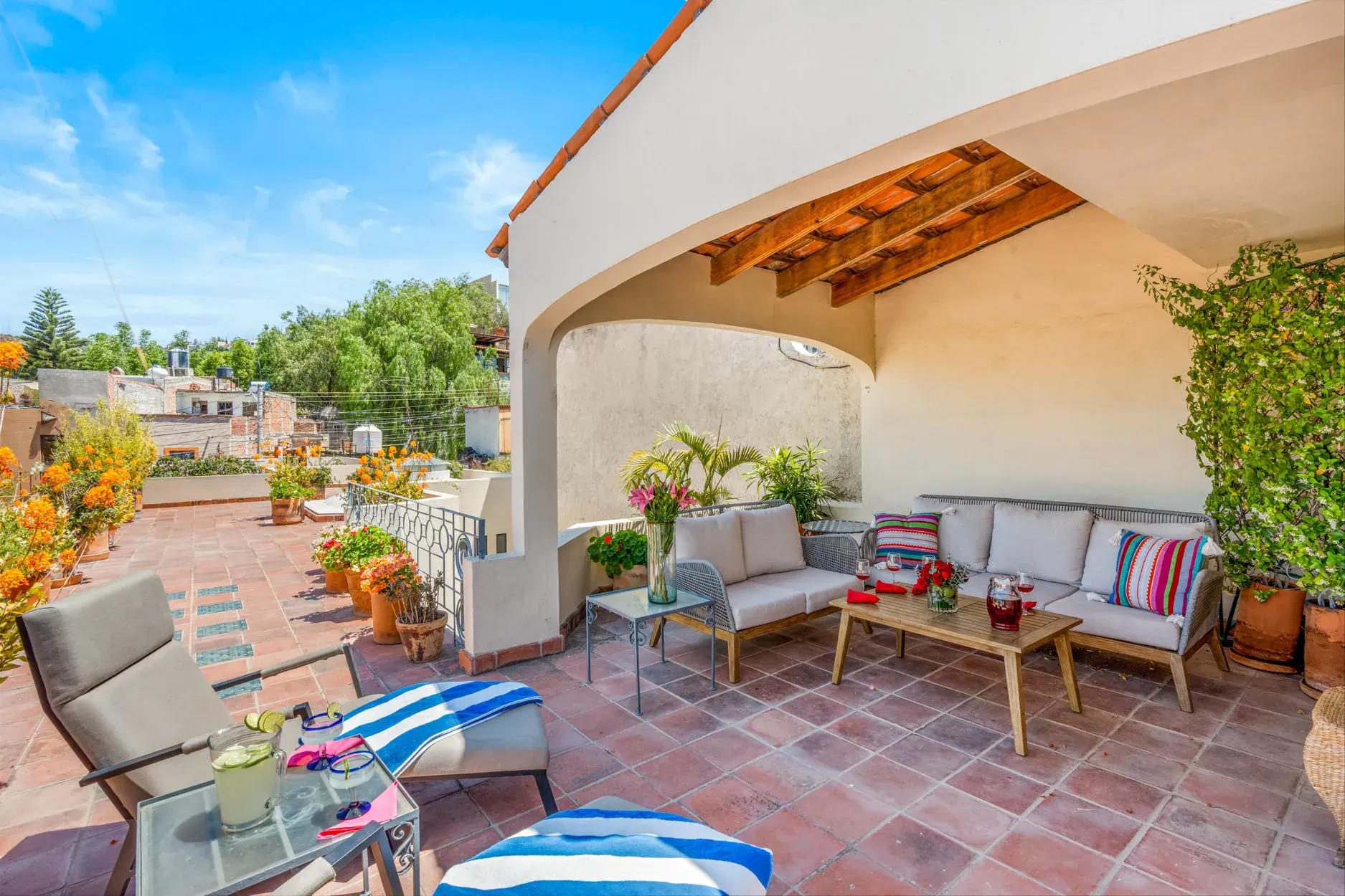 Casa Fallingwater, rooftop terrace with an arched pavilion and wicker sofas, San Miguel de Allende