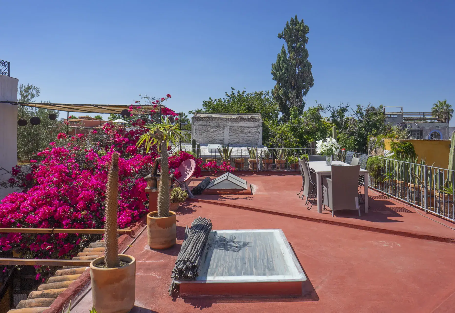 Casa Firenze, rooftop terrace with bougainvillea, a dining set and a skylight, San Miguel de Allende