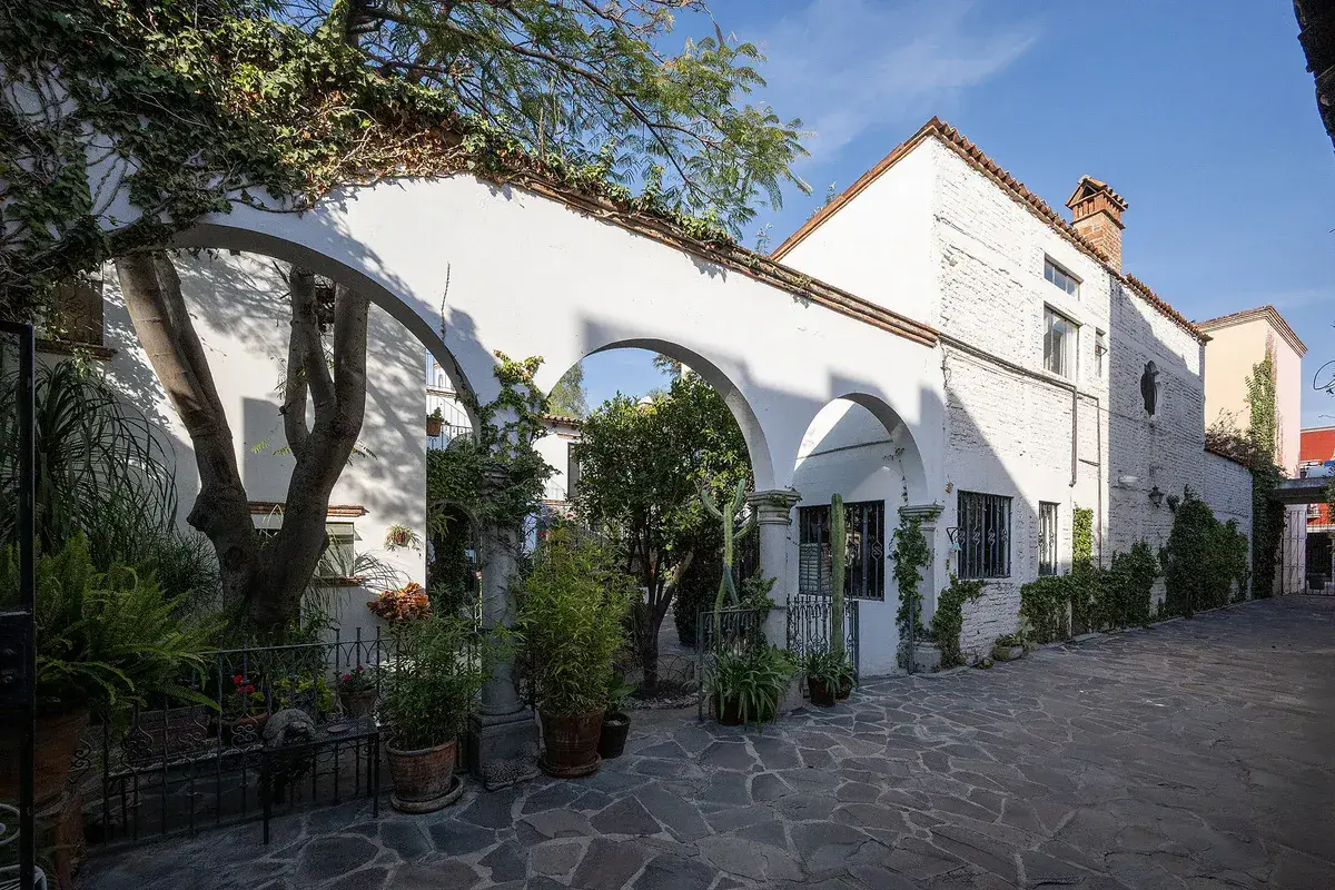 Casa Gracia, white arcade and courtyard with potted plants, San Miguel de Allende