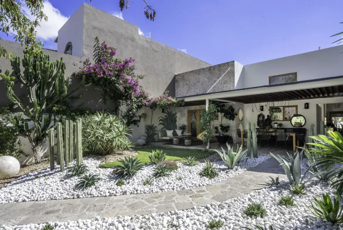 Casa Juan Guadiana, modern garden with cacti, a gravel path and a covered terrace, San Miguel de Allende