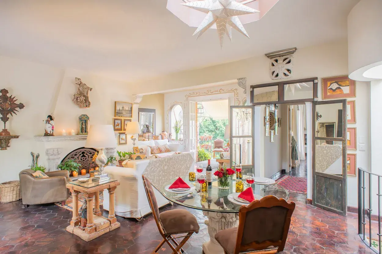 Casa Kate, living and dining area with a glass table and an arched fireplace, San Miguel de Allende
