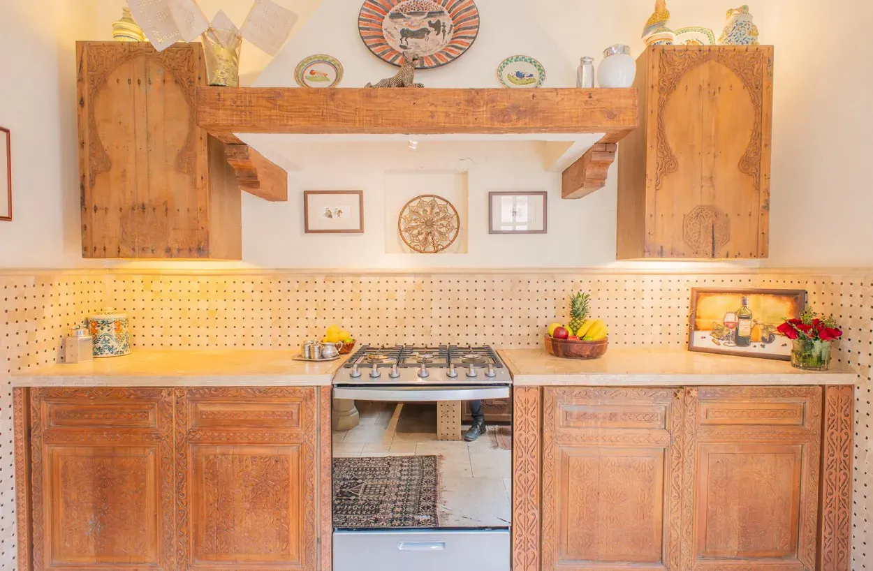 Casa Kate, kitchen with wood cabinets, tile counters and a gas range, San Miguel de Allende