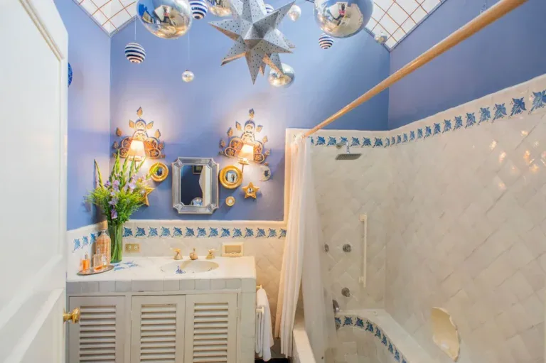 Casa Kate, bathroom with a blue wall, a tiled shower and star lanterns, San Miguel de Allende