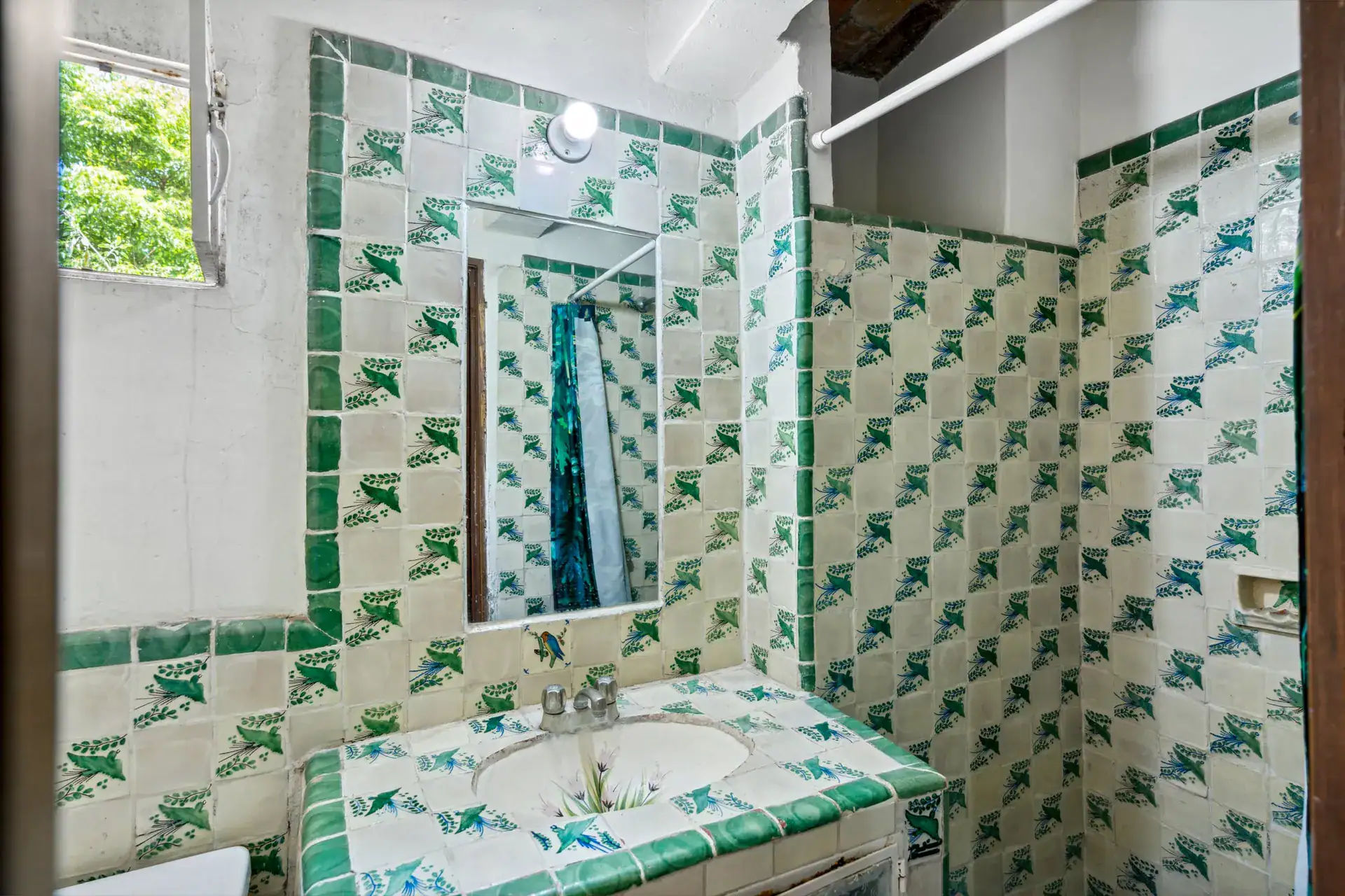 Casa Los Helechos, bathroom with green and white patterned tile and a tiled vanity, San Miguel de Allende