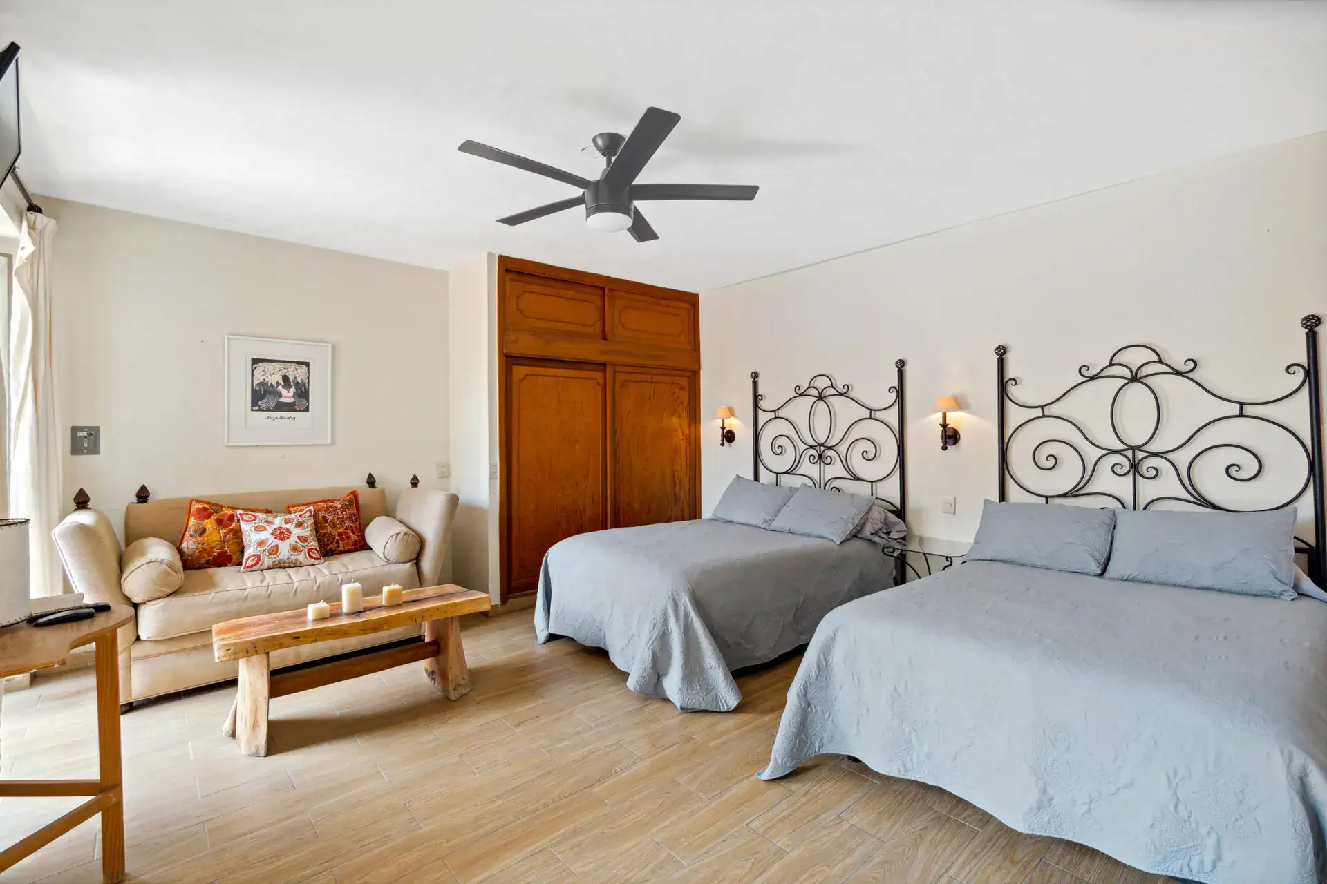 Casa Los Helechos, bedroom with two iron beds, a sofa and a coffee table, San Miguel de Allende