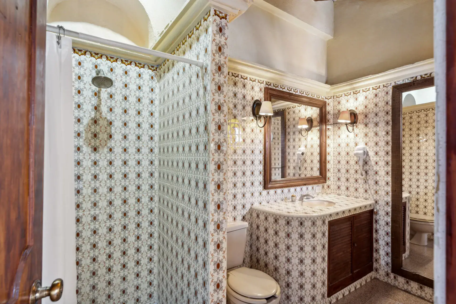 Casa Los Helechos, bathroom with a tiled shower, patterned tile walls and a mirrored vanity, San Miguel de Allende
