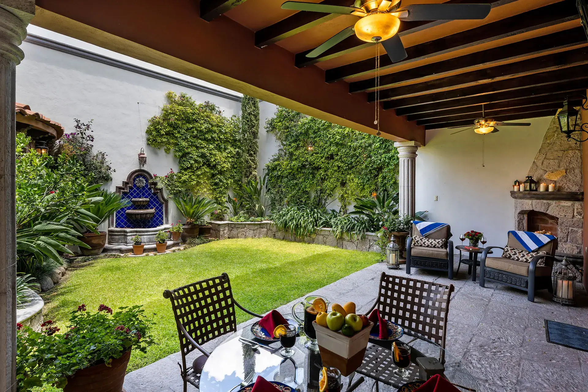 Casa Lua, patio with a lawn, an outdoor fireplace and a dining table, San Miguel de Allende