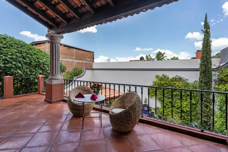 Casa Lua, balcony with wicker chairs and a view over the neighborhood, San Miguel de Allende