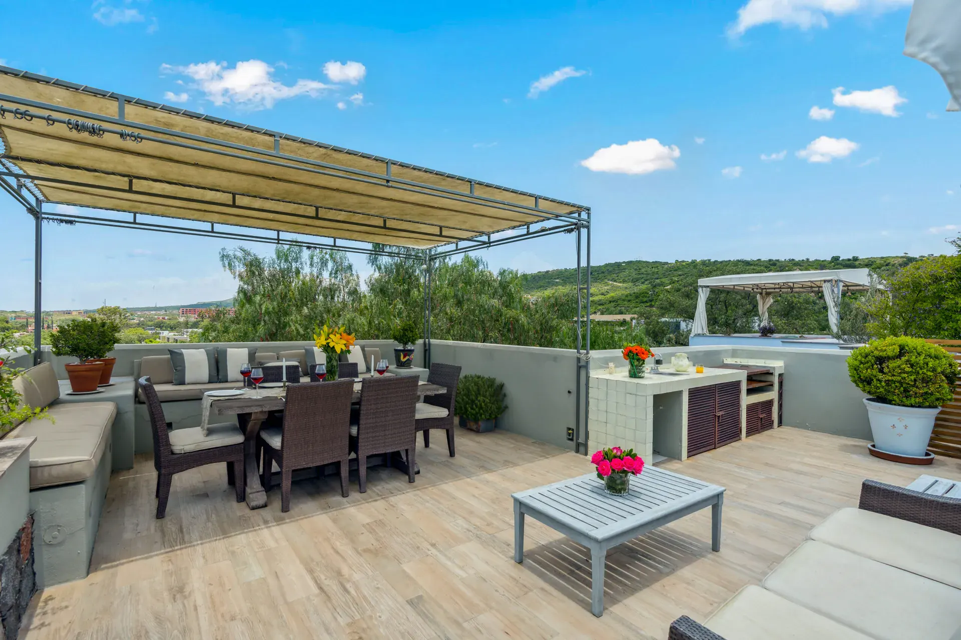 Casa Lula, rooftop terrace with a canopy, a dining table and an outdoor kitchen, San Miguel de Allende