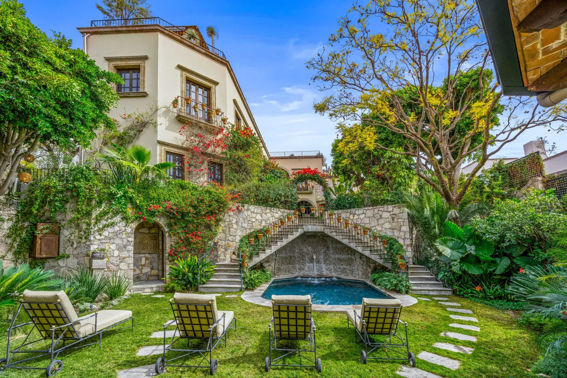 Casa Luz, garden courtyard with a plunge pool, lounge chairs and a stone stairway, San Miguel de Allende